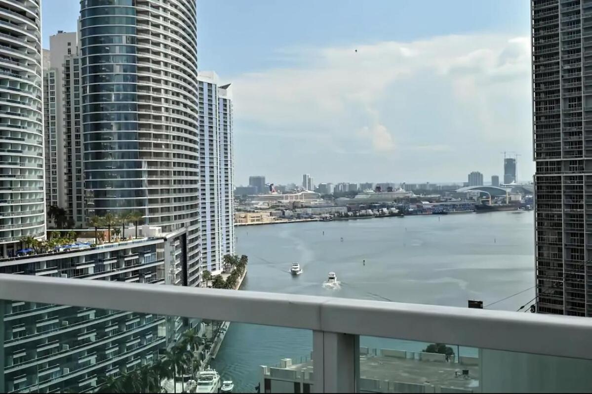 Brickellriver Loft With Parking & 12 Min To South Apartment